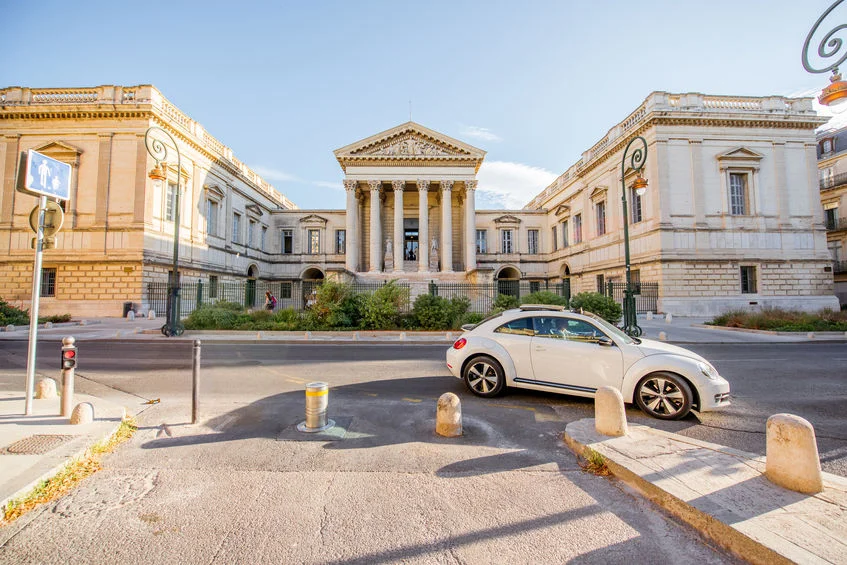 Voiture dans les rues de Montpellier