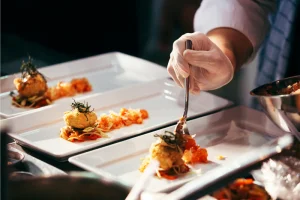 Lire la suite à propos de l’article Guide Michelin 2023 : 3 nouveaux restaurants Héraultais récompensés par un Bib Gourmand